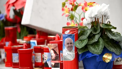 Velas y flores junto a la estatua del papa Juan Pablo II que está a las puertas del hospital Universitario Gemelli, donde está ingresado el papa Francisco Velas y flores junto a la estatua del papa Juan Pablo II que está a las puertas del hospital Universitario Gemelli, donde está ingresado el papa Francisco/ EFE/EPA/ALESSANDRO DI MEO
