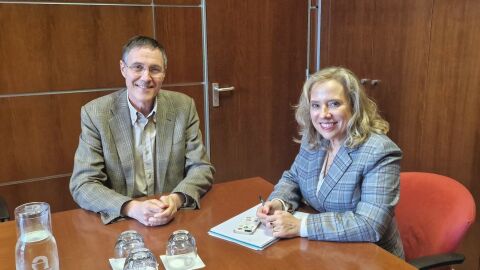 Philippe Meyran, CEO de ArcelorMittal; y Belarmina D&iacute;az, consejera de Industria 