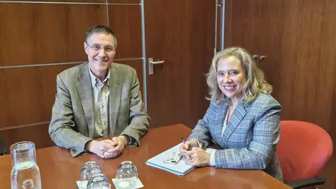 Philippe Meyran, CEO de ArcelorMittal; y Belarmina Díaz, consejera de Industria Philippe Meyran, CEO de ArcelorMittal; y Belarmina Díaz, consejera de Industria