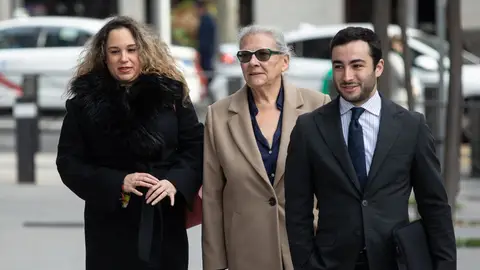 La empresaria Carmen Pano junto a su hija y su abogado a las puertas de la Audiencia Nacional La empresaria Carmen Pano junto a su hija y su abogado a las puertas de la Audiencia Nacional