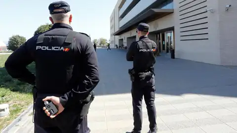 La Policía Nacional vigila las puertas de la Audiencia de Castellón. La Policía Nacional vigila las puertas de la Audiencia de Castellón.