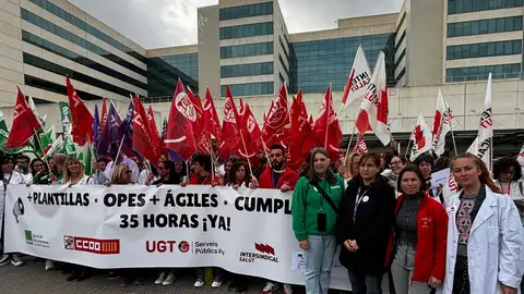 Los sindicatos se han concentrado ante los recortes en el ámbito sanitario. Los sindicatos se han concentrado ante los recortes en el ámbito sanitario.