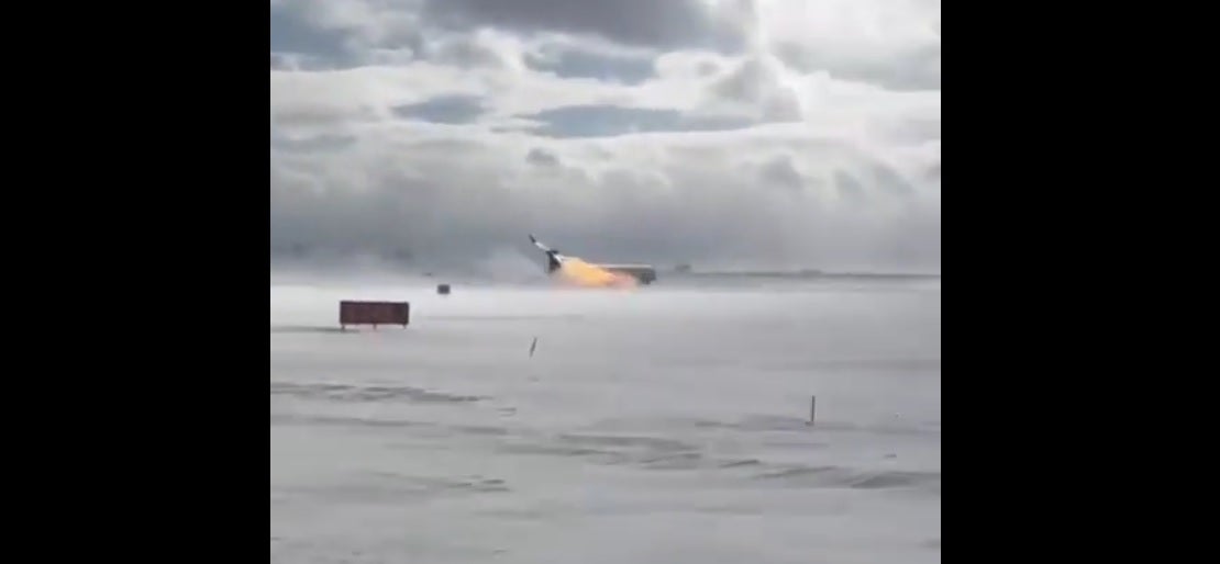 El vídeo del escalofriante accidente del avión de Delta en su aterrizaje en Toronto El vídeo del escalofriante accidente del avión de Delta en su aterrizaje en Toronto