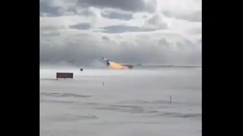 El avión de Delta Airlines se estrella en el aterrizaje en Toronto El avión de Delta Airlines se estrella en el aterrizaje en Toronto