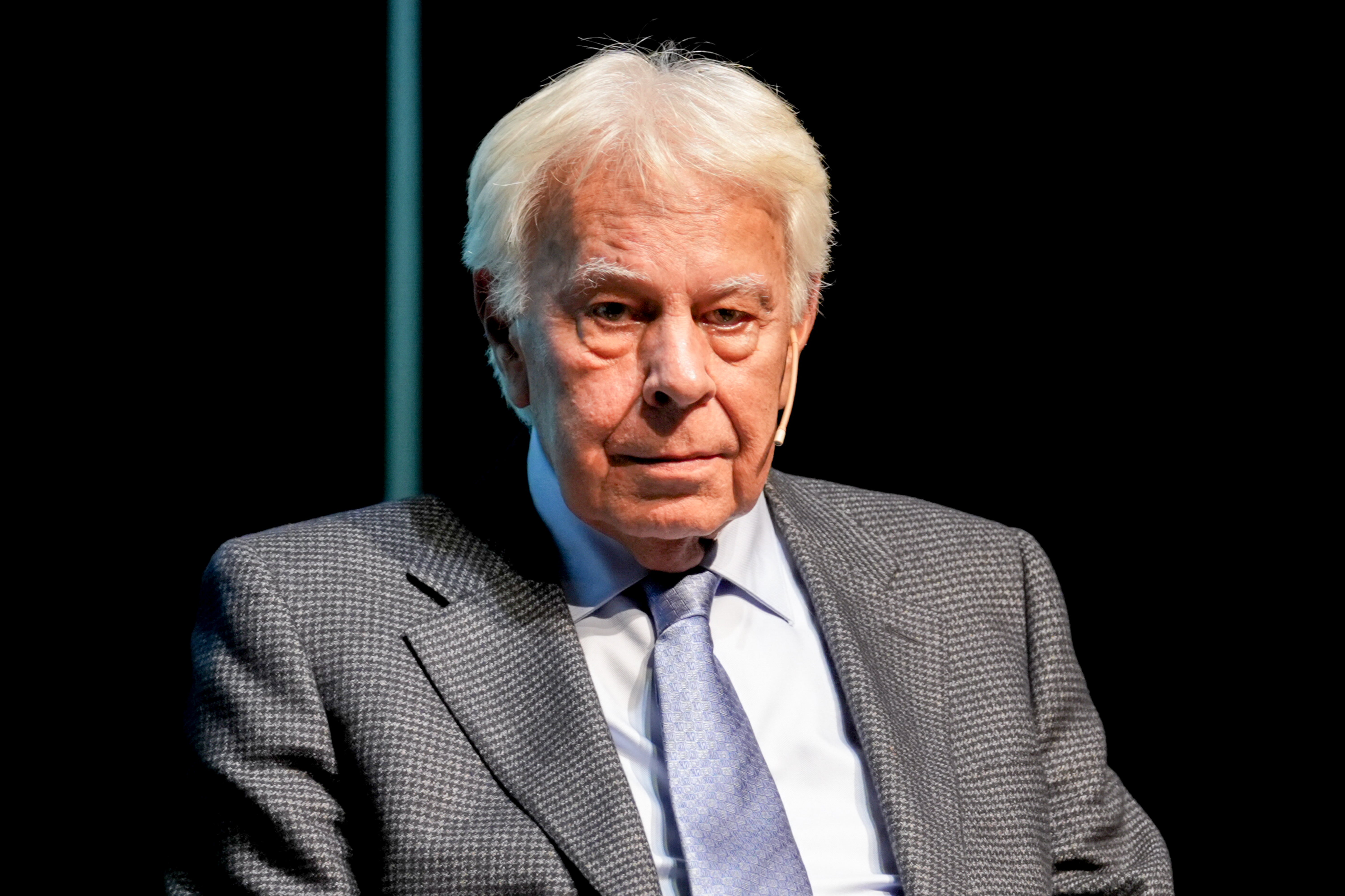 Felipe González advierte al Gobierno: "Debe pensar qué hacer para sobrevivir" Felipe González advierte al Gobierno: "Debe pensar qué hacer para sobrevivir"