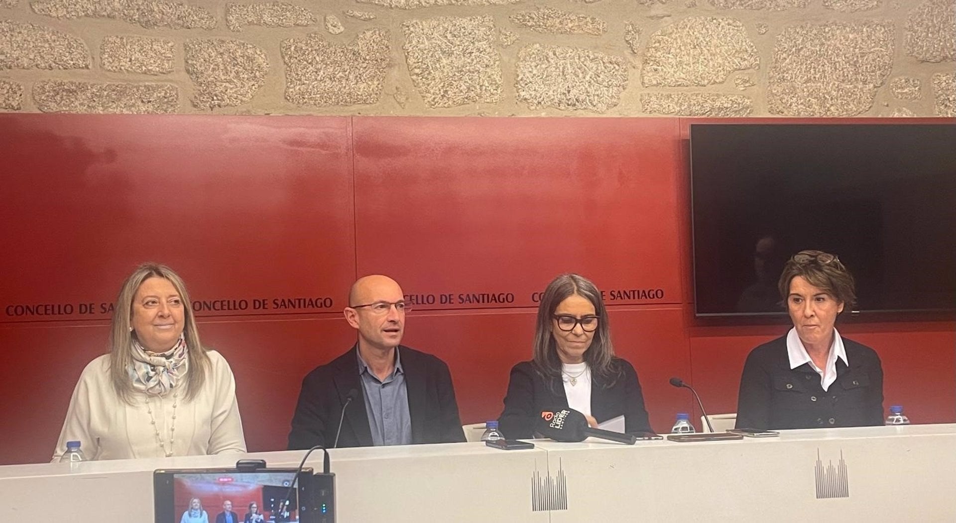 Los concejales compostelanos expulsados del PSOE aseguran que "no es firme" y agotarán "todas las vías" en su defensa Los concejales compostelanos expulsados del PSOE aseguran que "no es firme" y agotarán "todas las vías" en su defensa