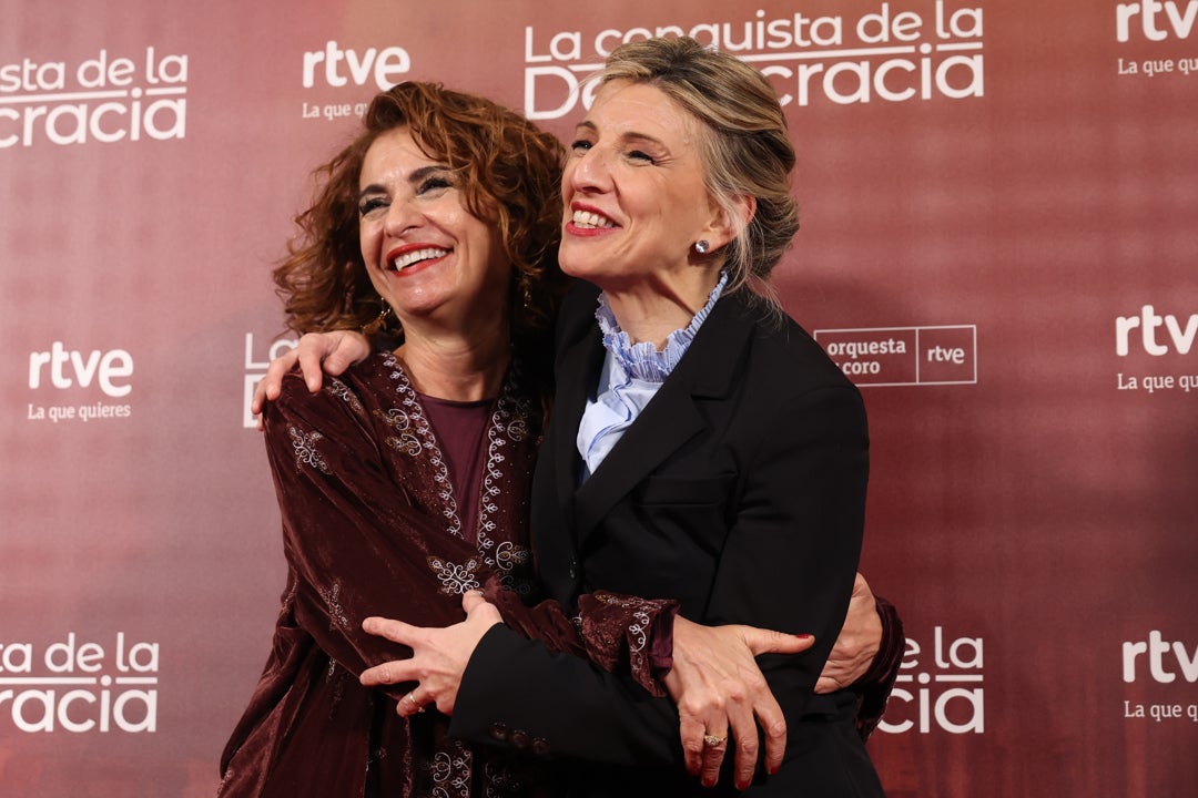 Díaz y Montero se besan y abrazan tras el choque por la tributación del SMI: "Nos queremos mucho" Díaz y Montero se besan y abrazan tras el choque por la tributación del SMI: "Nos queremos mucho"