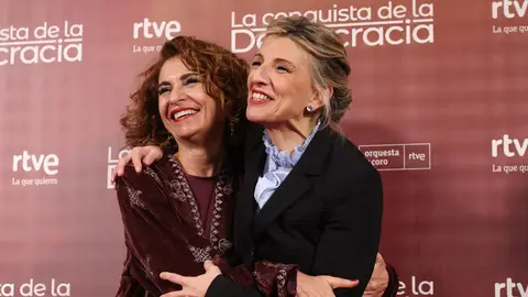 Yolanda Díaz y María Jesús Montero se abrazan, en una imagen de archivo Díaz y Montero se besan y abrazan tras el choque por la tributación del SMI: "Nos queremos mucho"/ EFE/ Kiko Huesca