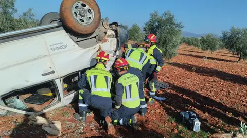 Bomberos del SCIS intervienen tras el accidente de un vehículo Bomberos del SCIS intervienen tras el accidente de un vehículo