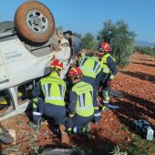 Bomberos del SCIS intervienen tras el accidente de un vehículo