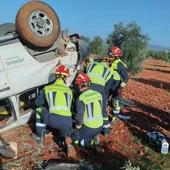 Bomberos del SCIS intervienen tras el accidente de un vehículo Bomberos del SCIS intervienen tras el accidente de un vehículo