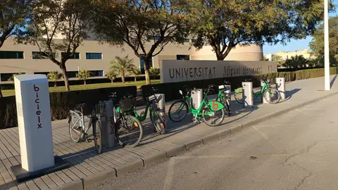 Estación del servicio de alquiler de BiciElx en el campus de Elche de la Universidad Miguel Hernández. Estación del servicio de alquiler de BiciElx en el campus de Elche de la Universidad Miguel Hernández.