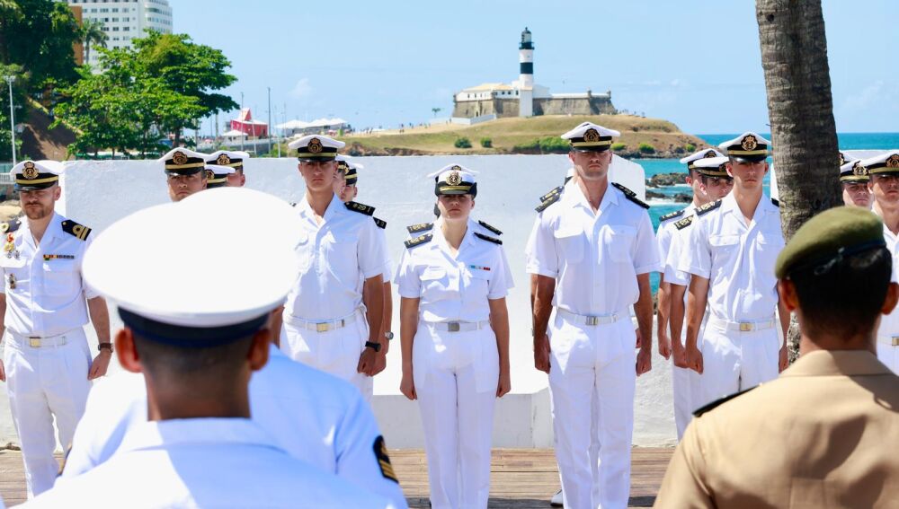La Princesa Leonor junto a sus compañeros rinden homenaje a los caídos por España y Brasil 
