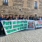 Una treintena de jóvenes agricultores se concentran en la entrada del Palacio de Fuensalida. Una treintena de jóvenes agricultores se concentran en la entrada del Palacio de Fuensalida.