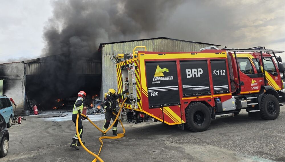 Los bomberos intervienen en un incendio de una nave