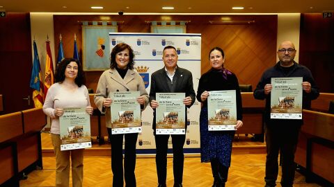 El alcalde de Burriana, Jorge Monferrer, y la directora del IES Llombai, Rosana Morales, durante la presentaci&oacute;n del evento. 
