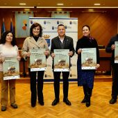 El alcalde de Burriana, Jorge Monferrer, y la directora del IES Llombai, Rosana Morales, durante la presentación del evento. 