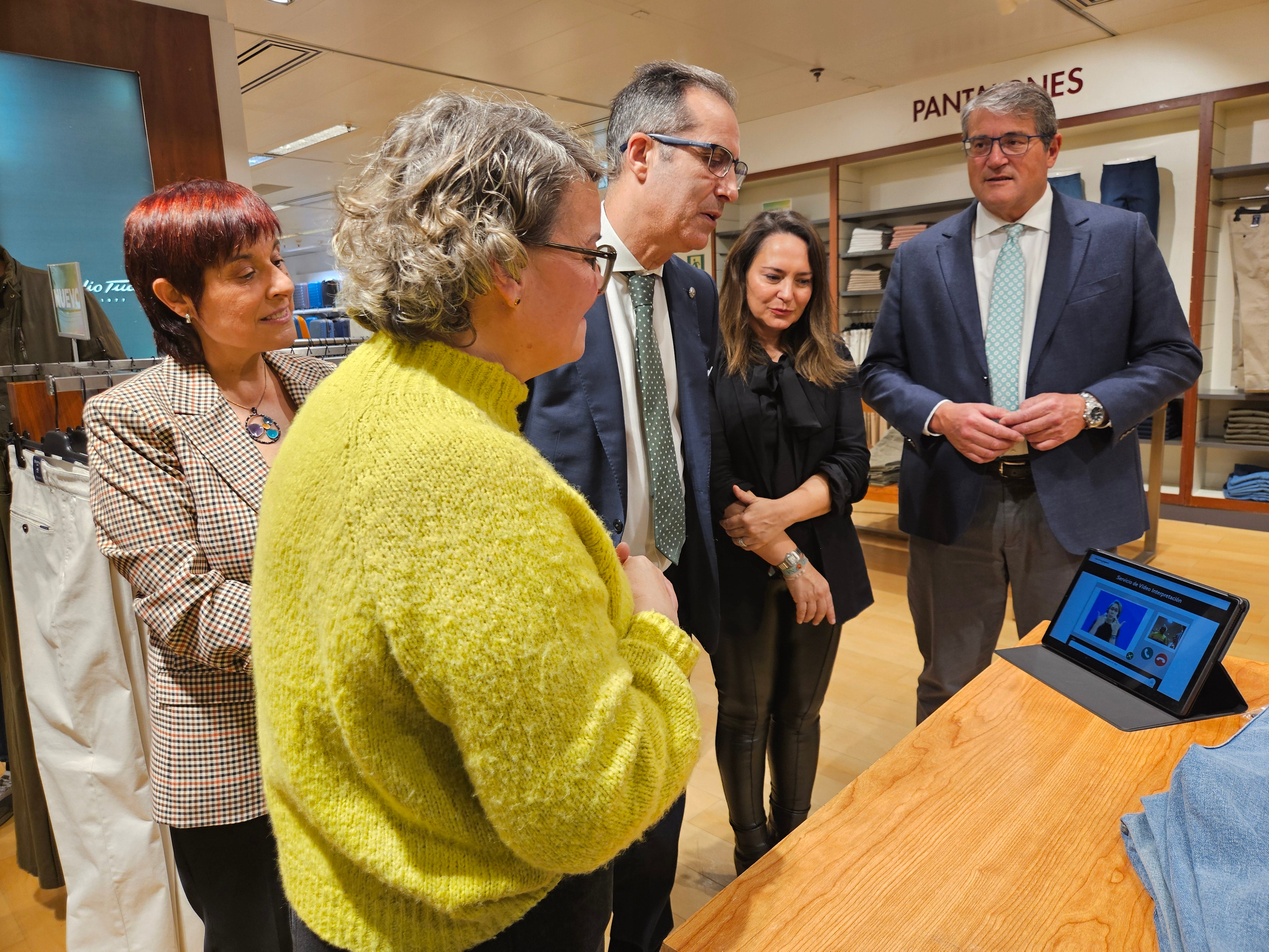 El Corte Inglés de Castellón incorpora un servicio de videointerpretación para clientes sordos El Corte Inglés de Castellón incorpora un servicio de videointerpretación para clientes sordos