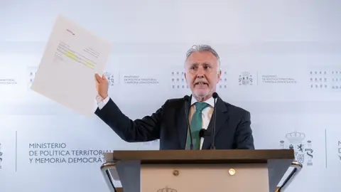 El ministro de Política Territorial Ángel Víctor Torres muestra los certificados de vuelo que ha presentado como pruebas El ministro de Política Territorial Ángel Víctor Torres muestra los certificados de vuelo que ha presentado como pruebas