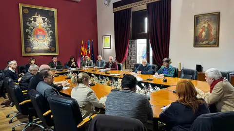 Reunión en el Ayuntamiento de Elche con los afectados por los malos olores de la planta de basuras de la sierra dels Cremats de Elche. Reunión en el Ayuntamiento de Elche con los afectados por los malos olores de la planta de basuras de la sierra dels Cremats de Elche.
