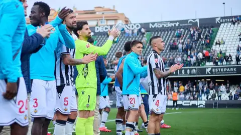 Los jugadores del Castellón celebran su victoria ante el Éibar con la afición Los jugadores del Castellón celebran su victoria ante el Éibar con la afición