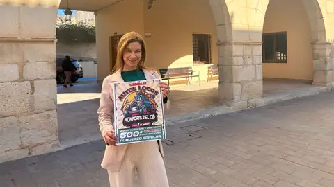 María de las Nieves Antón, concejal de Juventud en el Ayuntamiento de Monforte del Cid, con el cartel de la I Carrera Autos Locos de la localidad. María de las Nieves Antón, concejal de Juventud en el Ayuntamiento de Monforte del Cid, con el cartel de la I Carrera Autos Locos de la localidad.