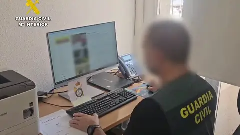 Un agente de la Guardia Civil. Un agente de la Guardia Civil.