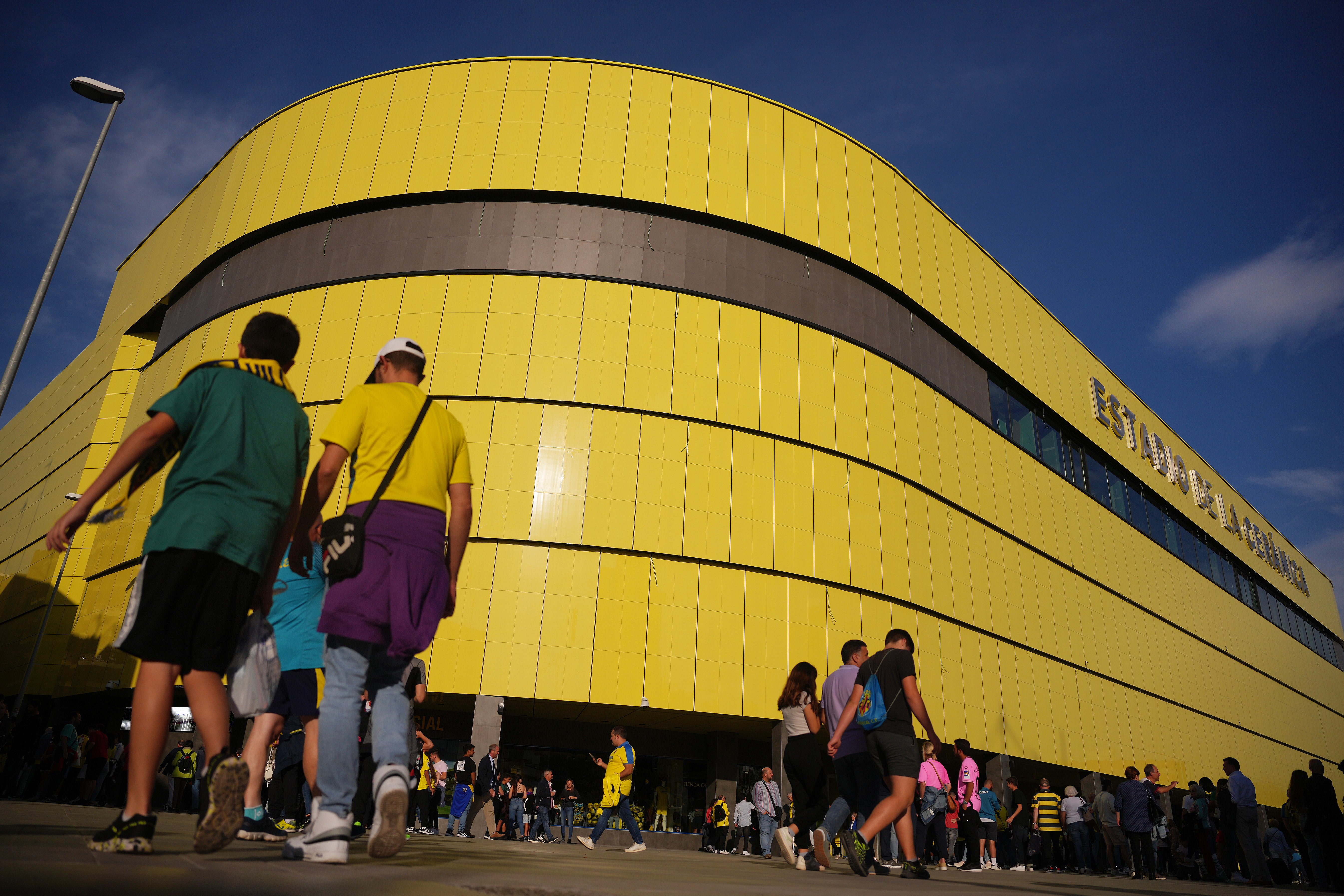 LaLiga pide la prohibición de acceso a los estadios para los dos ultras implicados en la agresión a aficionados del Villarreal CF LaLiga pide la prohibición de acceso a los estadios para los dos ultras implicados en la agresión a aficionados del Villarreal CF