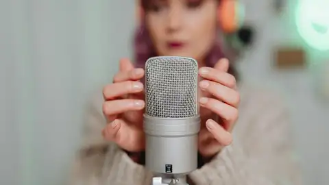 Una persona haciendo ASMR. Una persona haciendo ASMR.