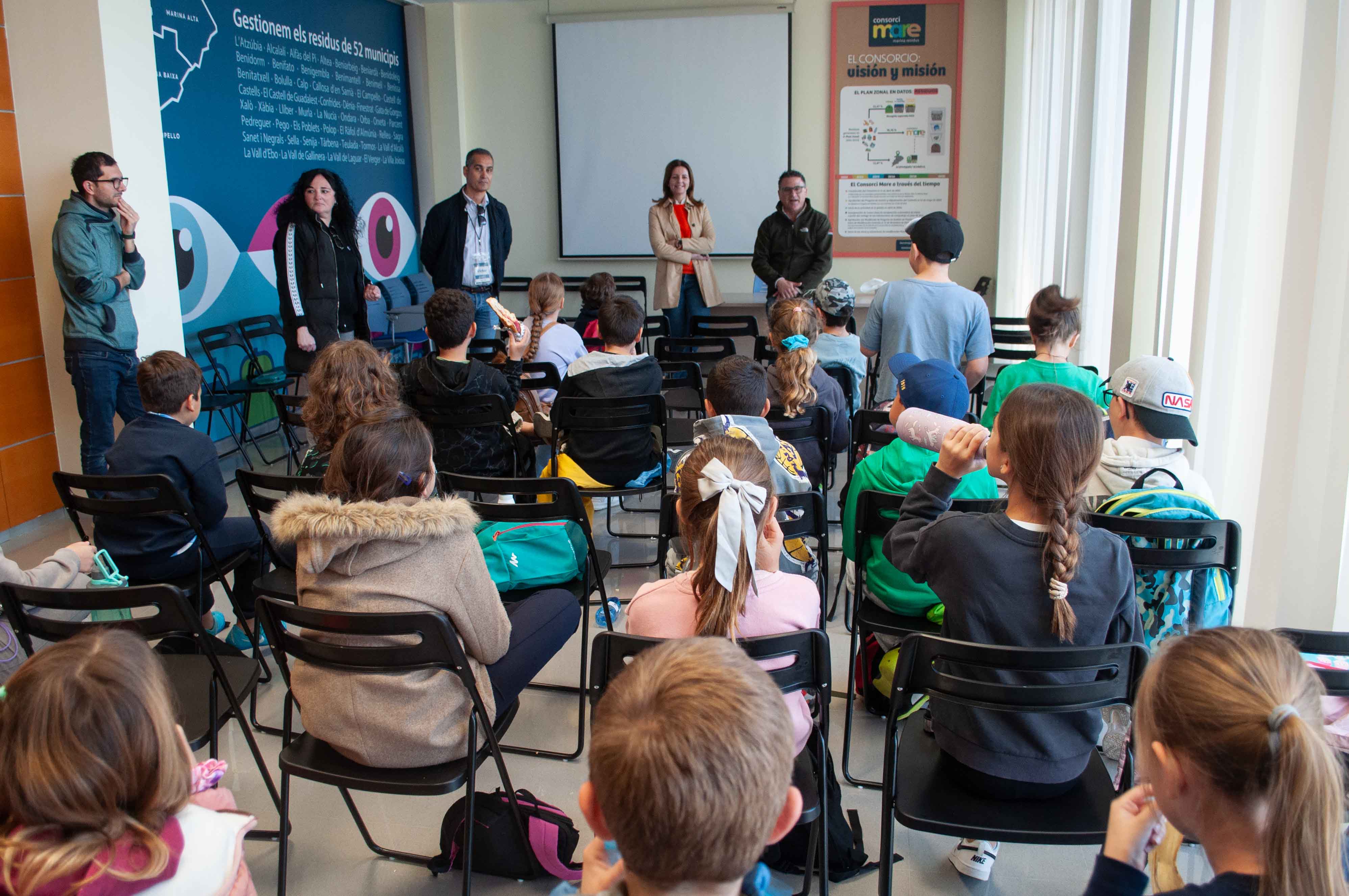 Más de 80 alumnos celebran el Día del Árbol plantando las primeras semillas del Bosque del Consorci Mare Más de 80 alumnos celebran el Día del Árbol plantando las primeras semillas del Bosque del Consorci Mare