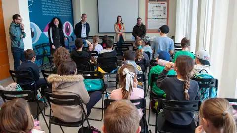 Más de 80 alumnos celebran el Día del Árbol plantando las primeras semillas del Bosque del Consorci Mare Más de 80 alumnos celebran el Día del Árbol plantando las primeras semillas del Bosque del Consorci Mare