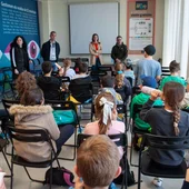 Más de 80 alumnos celebran el Día del Árbol plantando las primeras semillas del Bosque del Consorci Mare Más de 80 alumnos celebran el Día del Árbol plantando las primeras semillas del Bosque del Consorci Mare