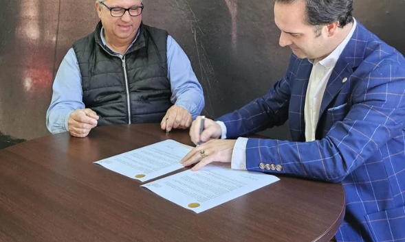 El Conservatorio Superior de Música de Málaga e Iberian Sinfonietta firman un acuerdo de colaboración para apoyar a los jóvenes solistas El Conservatorio Superior de Música de Málaga e Iberian Sinfonietta firman un acuerdo de colaboración para apoyar a los jóvenes solistas