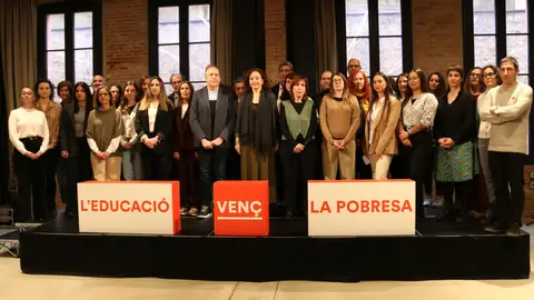 Foto de família de les entitats que han promogut la petició Foto de família de les entitats que han promogut la petició