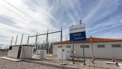 Red Eléctrica pone en servicio el nuevo eje Los Arenales-Cáceres-Trujillo para reforzar la seguridad del suministro Red Eléctrica pone en servicio el nuevo eje Los Arenales-Cáceres-Trujillo para reforzar la seguridad del suministro