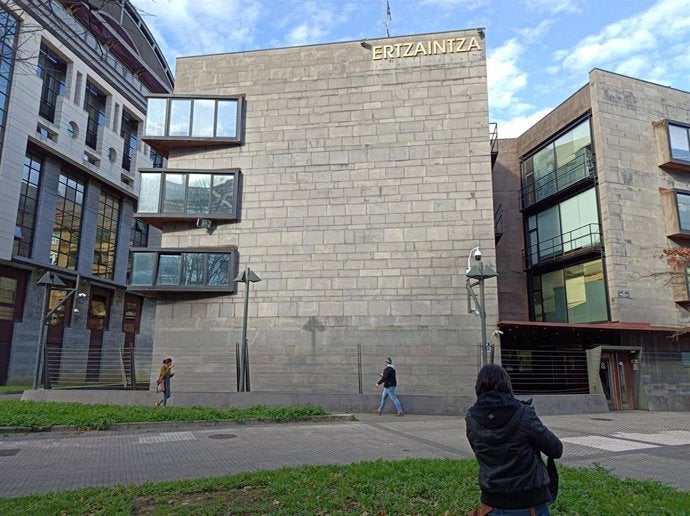 Investigación interna en la Ertzaintza tras la denuncia de agresión a una joven en San Sebastián que la lleva a la UCI Investigación interna en la Ertzaintza tras la denuncia de agresión a una joven en San Sebastián que la lleva a la UCI