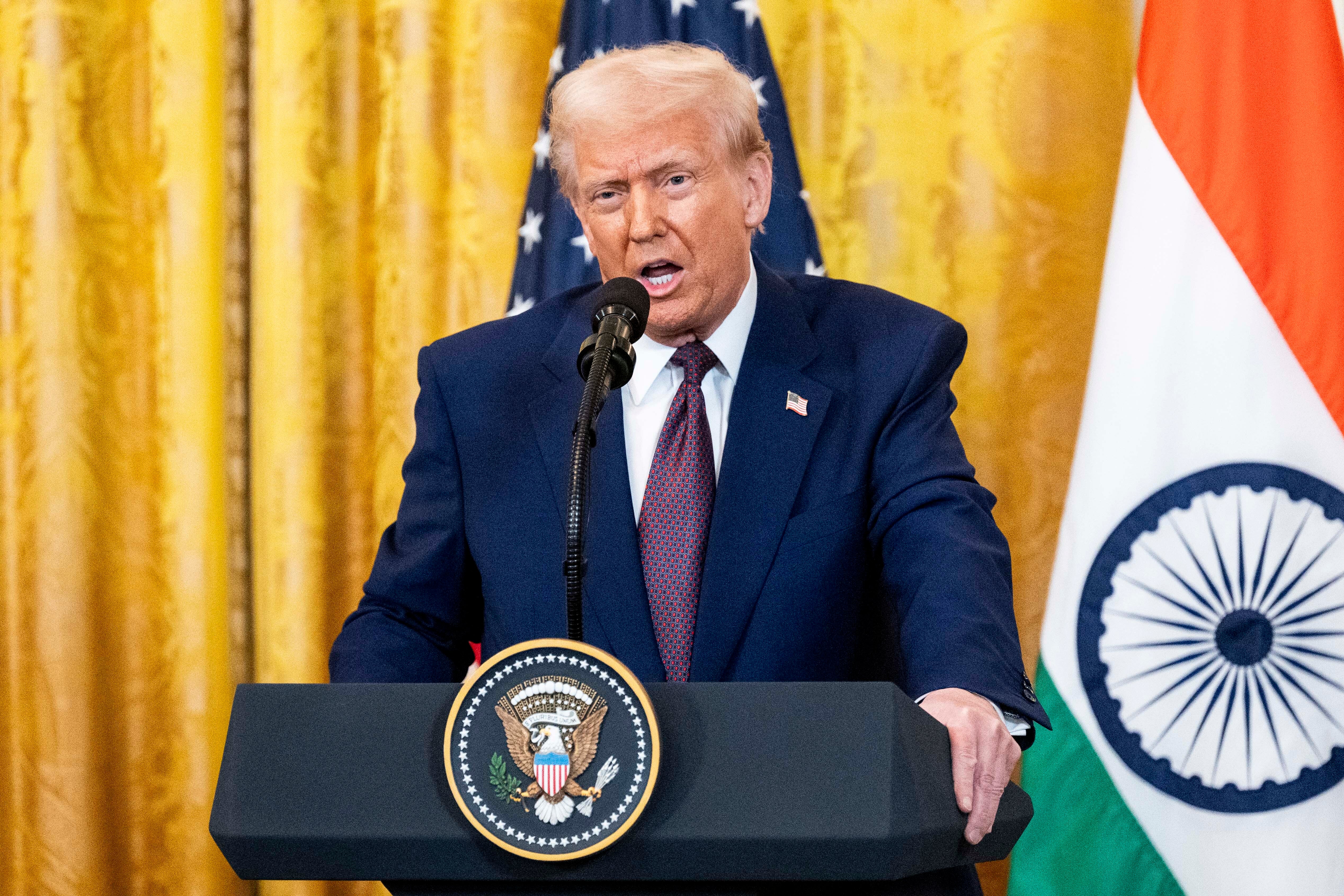 Trump llama a Zelenski "dictador" y le advierte: "Más vale que se mueva rápido o se quedará sin país" Trump llama a Zelenski "dictador" y le advierte: "Más vale que se mueva rápido o se quedará sin país"