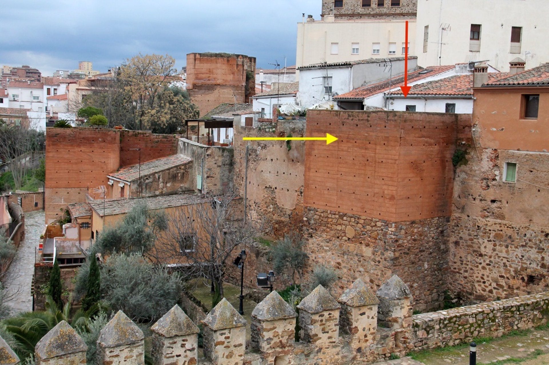 Una vecina del casco histórico de Cáceres recurre al Tribunal Supremo por las molestias de turistas en su casa Una vecina del casco histórico de Cáceres recurre al Tribunal Supremo por las molestias de turistas en su casa