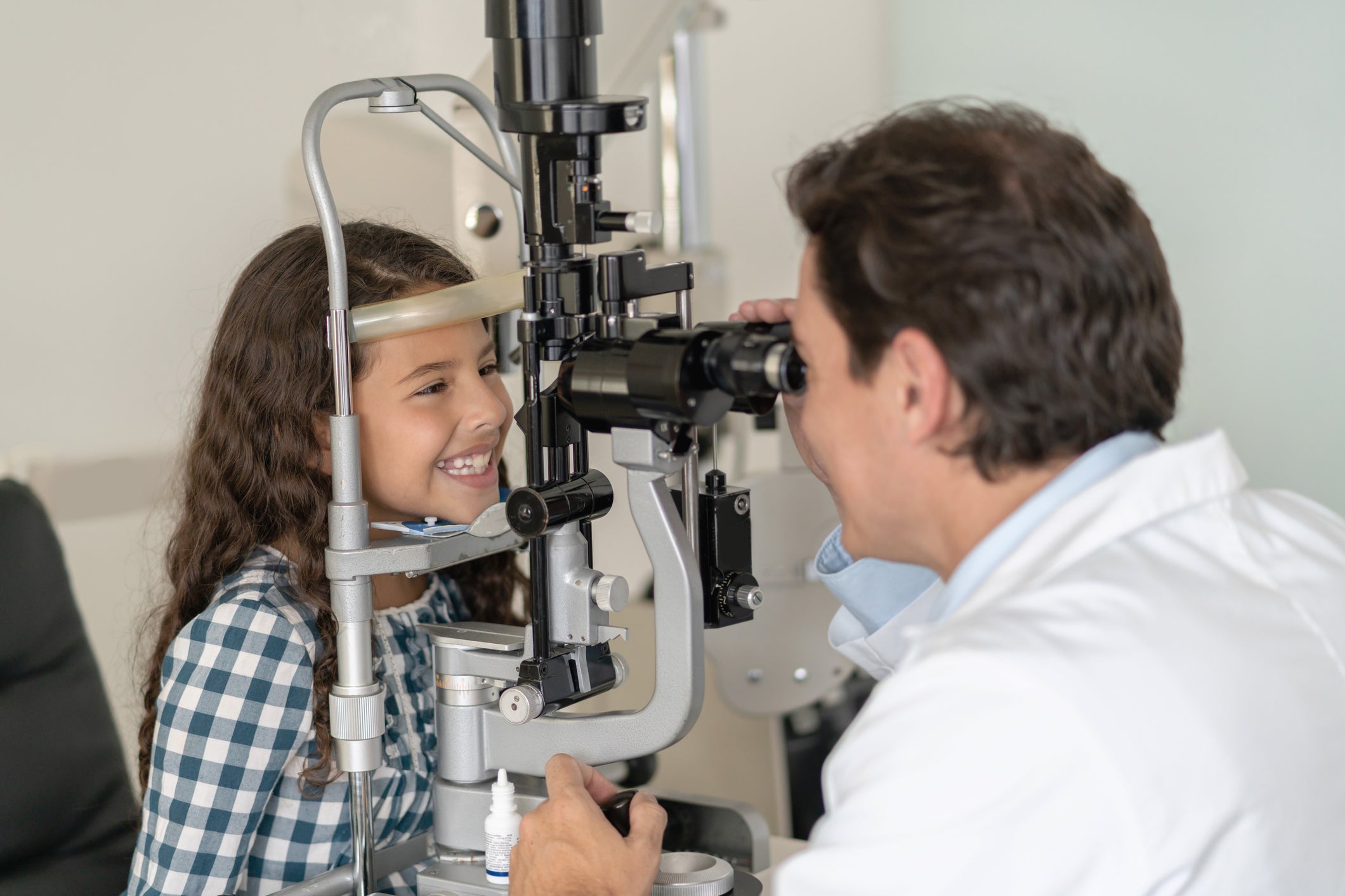 Un examen ocular en torno a los tres años podría solucionar patologías como miopía, estrabismo o astigmatismo Un examen ocular en torno a los tres años podría solucionar patologías como miopía, estrabismo o astigmatismo