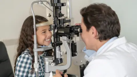 Un examen ocular en torno a los tres años podría solucionar patologías como miopía, estrabismo o astigmatismo Un examen ocular en torno a los tres años podría solucionar patologías como miopía, estrabismo o astigmatismo