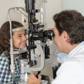 Un examen ocular en torno a los tres años podría solucionar patologías como miopía, estrabismo o astigmatismo Un examen ocular en torno a los tres años podría solucionar patologías como miopía, estrabismo o astigmatismo