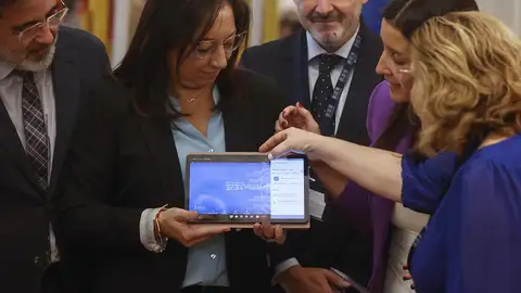 Archivo - La consellera de Hacienda, Ruth Merino (2d), recibe a la presidenta de Les Corts, Llanos Massó (2i), a quien hace entrega del proyecto de Ley de Presupuestos de la Generalitat para el año 2024 - Archivo - La consellera de Hacienda, Ruth Merino (2d), recibe a la presidenta de Les Corts, Llanos Massó (2i), a quien hace entrega del proyecto de Ley de Presupuestos de la Generalitat para el año 2024 -