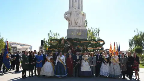 Imagen de archivo de la reina, damas y corporación municipal durante la ofrenda al fundador de Vila-real. Imagen de archivo de la reina, damas y corporación municipal durante la ofrenda al fundador de Vila-real.