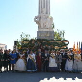 Imagen de archivo de la reina, damas y corporación municipal durante la ofrenda al fundador de Vila-real. 