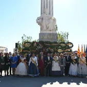 Imagen de archivo de la reina, damas y corporación municipal durante la ofrenda al fundador de Vila-real. Imagen de archivo de la reina, damas y corporación municipal durante la ofrenda al fundador de Vila-real.