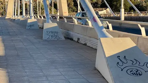 Pintadas en el puente del Bimil.lenari de Elche. Pintadas en el puente del Bimil.lenari de Elche.