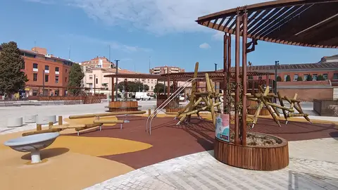 La plaza de San Lucas de Alcalá de Henares vuelve a quedar abierta al tránsito peatonal tras la conclusión de la reforma para convertirla en un espacio estancial Plaza de San Lucas de Alcalá de Henares
