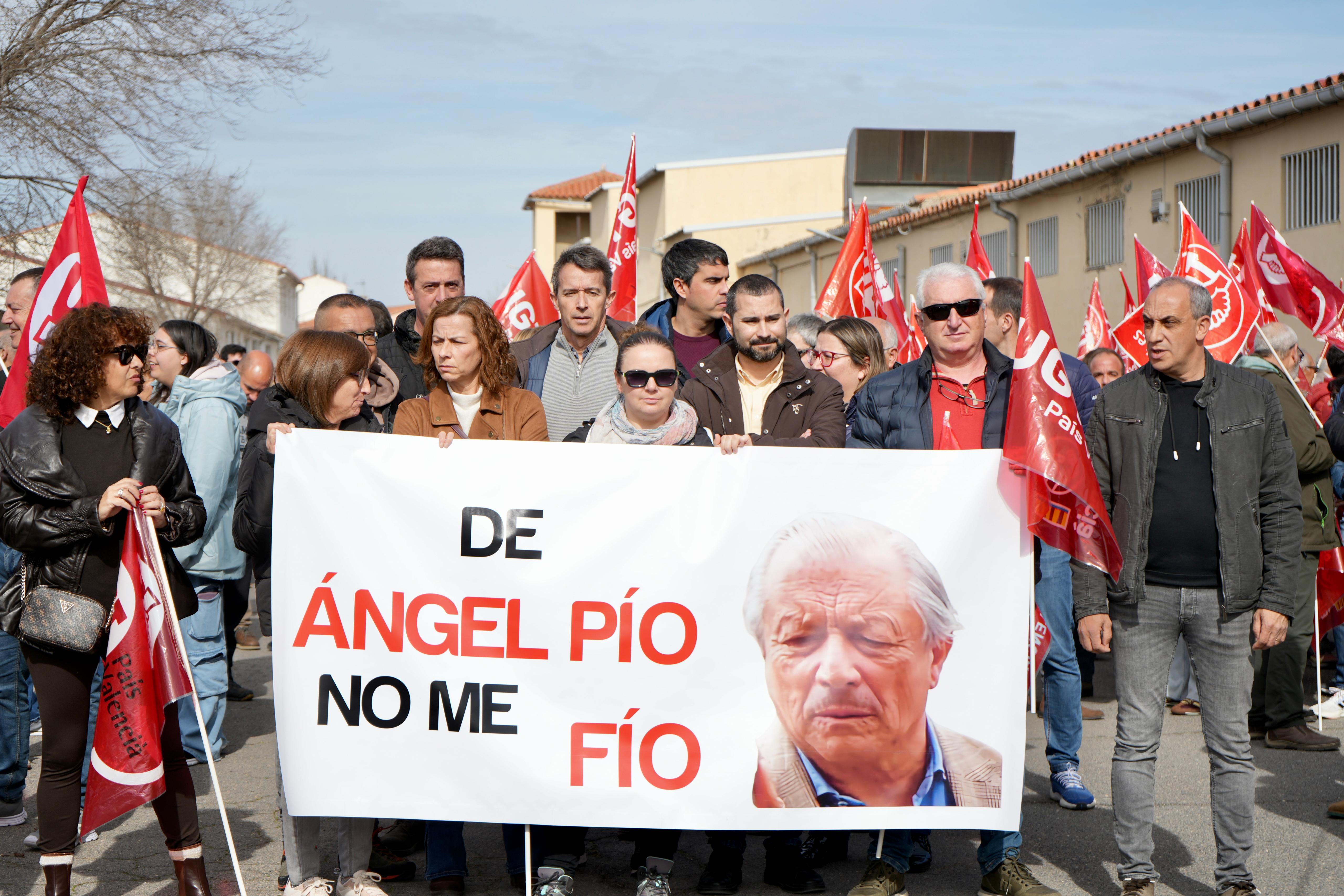 Concentración de los trabajadores de Marie Claire en Vilafranca para denunciar el engaño de Ángel Pío Concentración de los trabajadores de Marie Claire en Vilafranca para denunciar el engaño de Ángel Pío