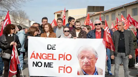 Concentración de los trabajadores de Marie Claire en Vilafranca para denunciar el engaño de Ángel Pío Concentración de los trabajadores de Marie Claire en Vilafranca para denunciar el engaño de Ángel Pío