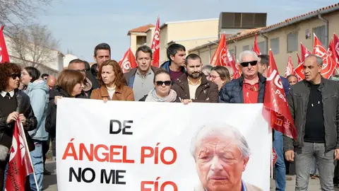 Los trabajadores de Marie Claire se han concentrado esta mañana ante las puertas de la fábrica EMPRESAS